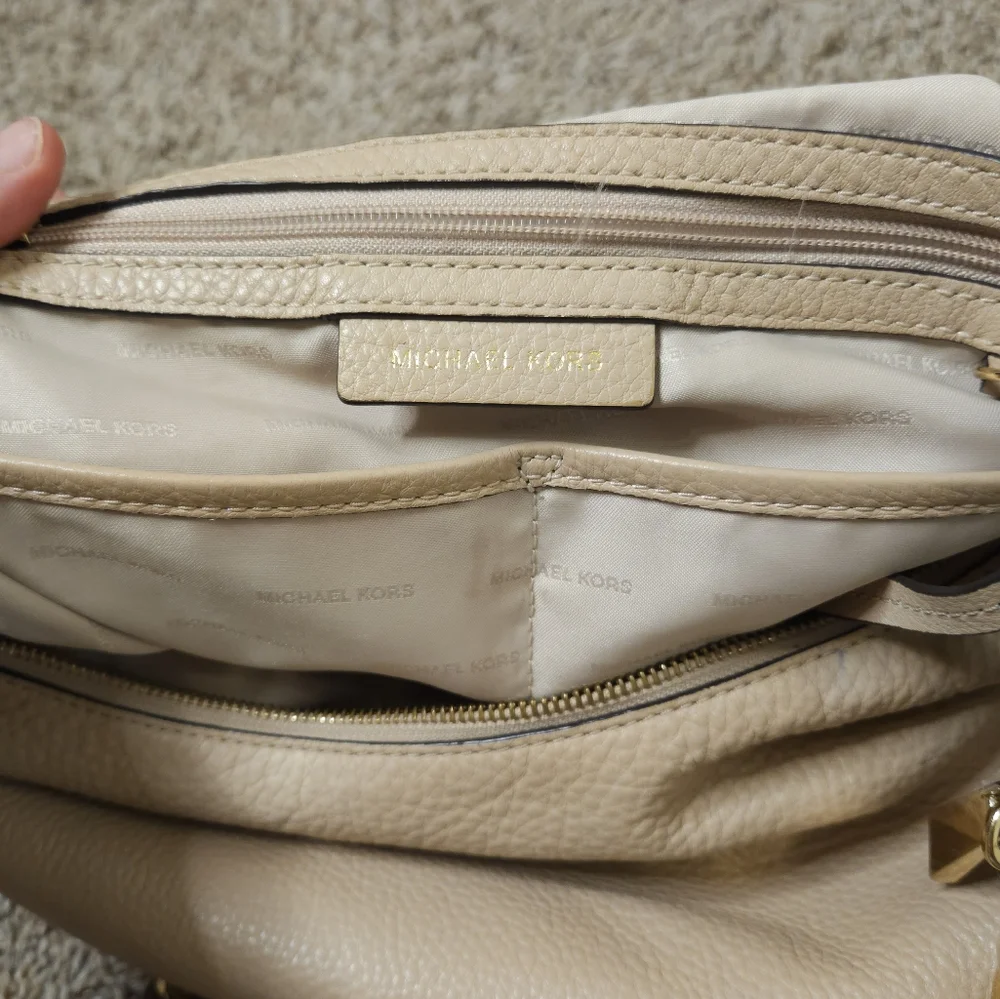 HP!! MICHAEL KORS CREAM TASSEL LARGE LYDIA HOBO BAG